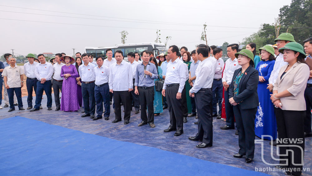 Đại diện chủ đầu tư báo cáo tiến độ triển khai Dự án Đường Bắc Sơn kéo dài với đồng chí Bí thư Tỉnh ủy Trịnh Việt Hùng và các đồng chí lãnh đạo tỉnh.
