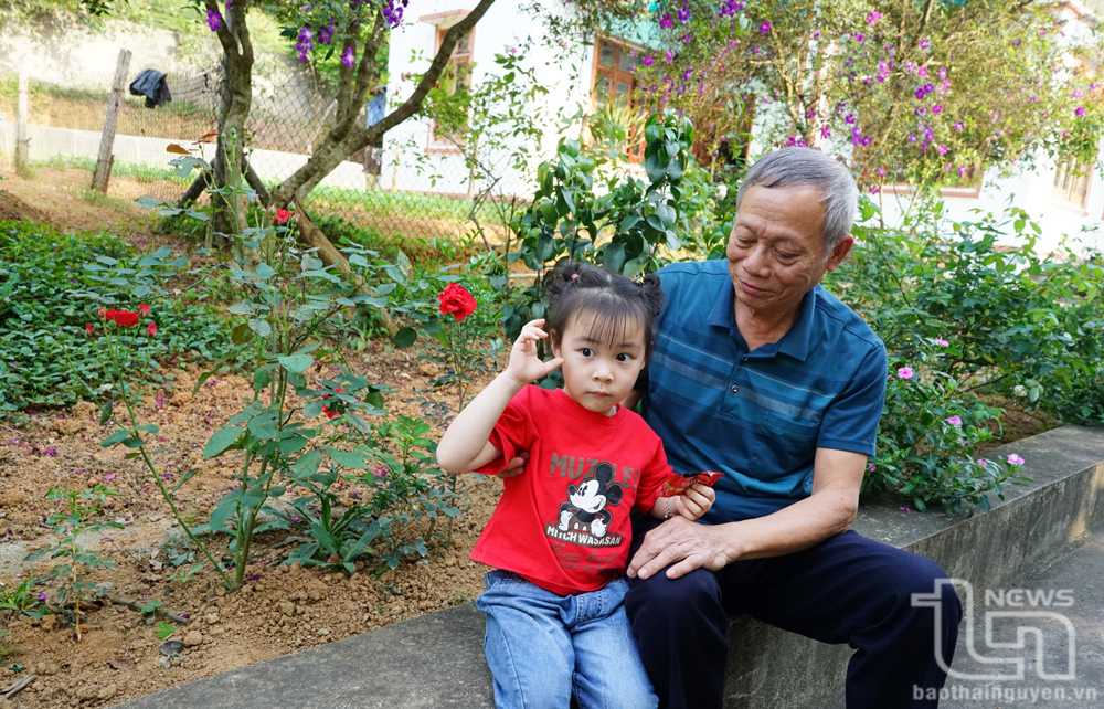 Ông Trần Duy Khang luôn tự hào kể cho con cháu nghe những câu chuyện về thời chiến.