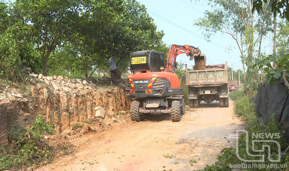 Đơn vị thi công san gạt mặt bằng triển khai Dự án cải tạo, nâng cấp tuyến đường kết nối xã Vạn Phái (TP. Phổ Yên) đi xã Bắc Sơn, huyện Sóc Sơn, TP. Hà Nội.