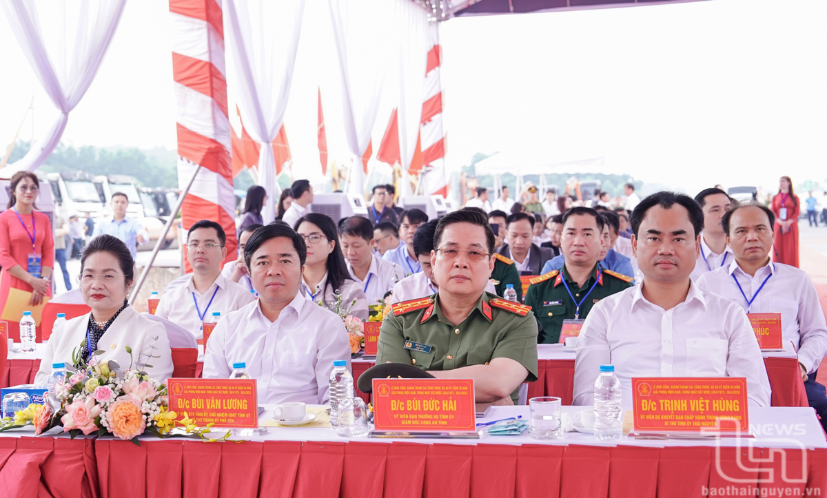 Đồng chí Bí thư Tỉnh ủy Trịnh Việt Hùng và các đại biểu tham dự buổi Lễ.