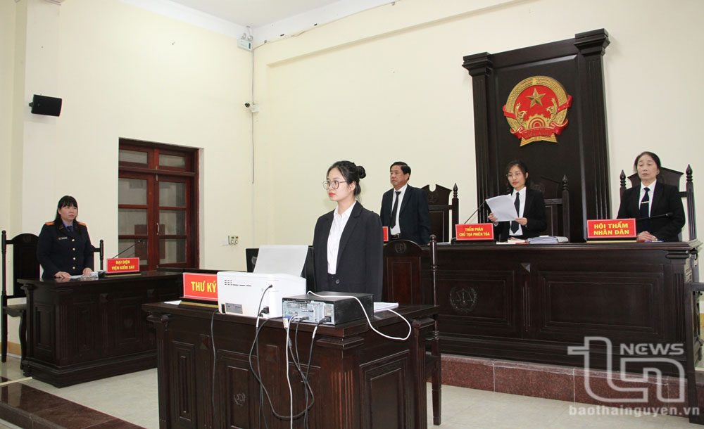 Hội đồng xét xử tuyên án.