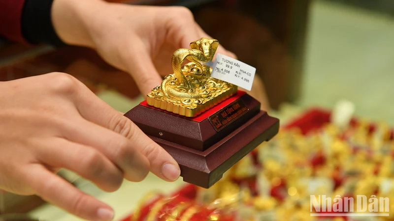 Giá vàng ngày 18/4: Tăng lên mức cao chưa từng thấy, 120 triệu đồng/lượng