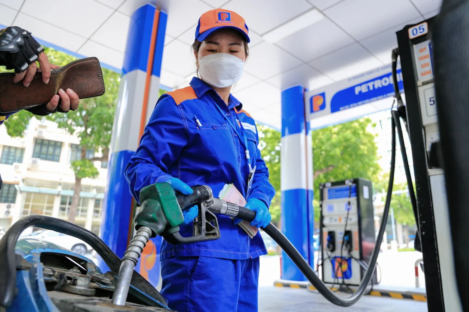 Giá xăng dầu hôm nay 3/4: Xăng dầu đồng loạt tăng sốc