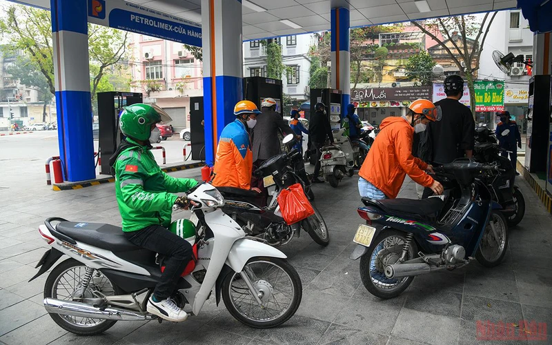 Giá xăng dầu đồng loạt giảm mạnh, giá xăng E5RON92 giảm hơn 1.700 đồng/lít 