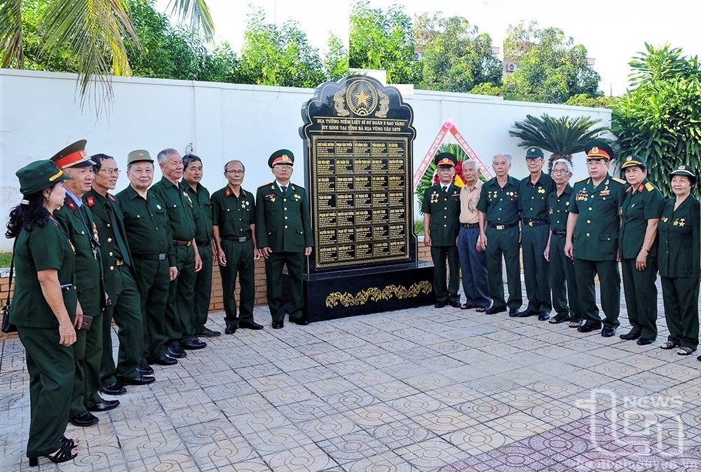 Cựu chiến binh Sư đoàn Bộ binh 3 - Sao Vàng bên Bia tưởng niệm các Anh hùng liệt sĩ hy sinh tại tỉnh Bà Rịa - Vũng Tàu năm 1975.
