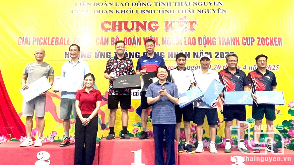 Lãnh đạo Liên đoàn Lao động tỉnh trao giải Nhất, Nhì, Ba cho các vận động viên tranh tài ở nội dung đôi nam lãnh đạo.