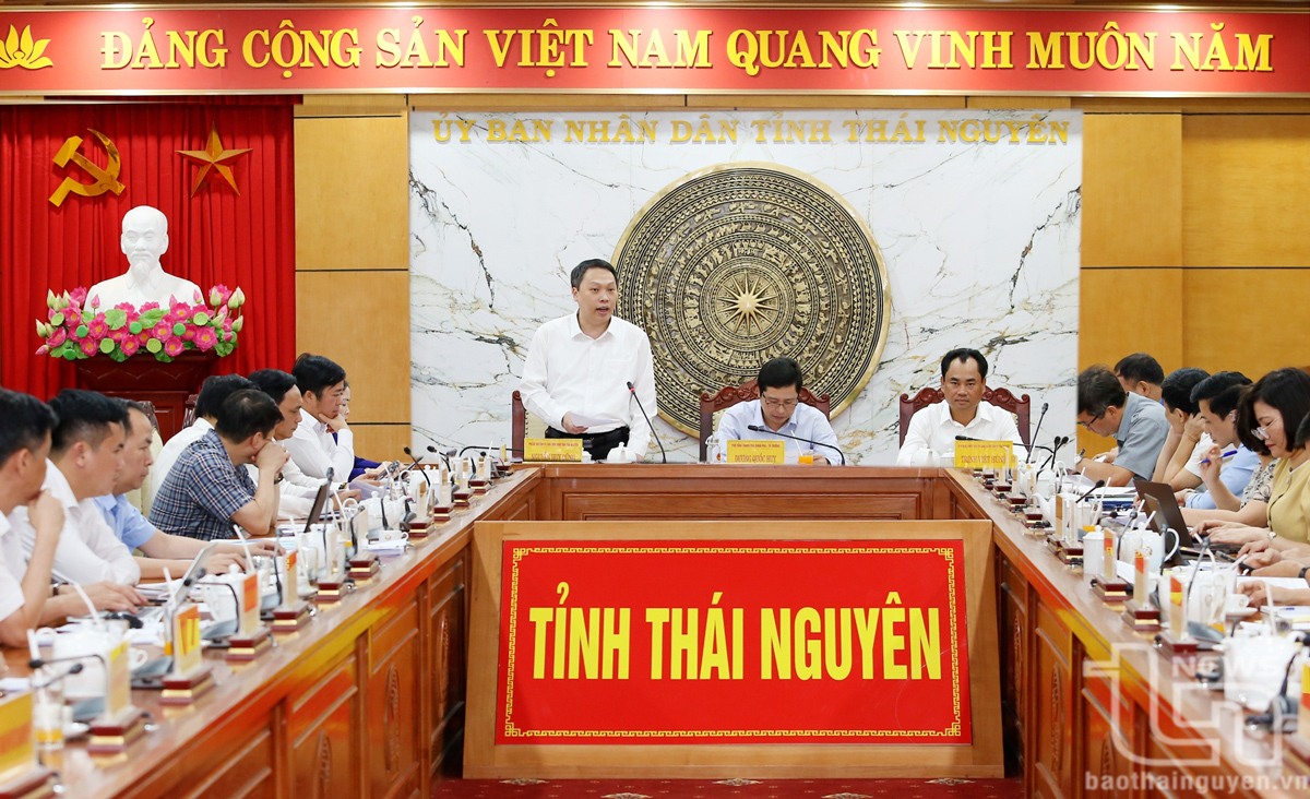 Đồng chí Chủ tịch UBND tỉnh Thái Nguyên Nguyễn Huy Dũng trao đổi với Tổ công tác.