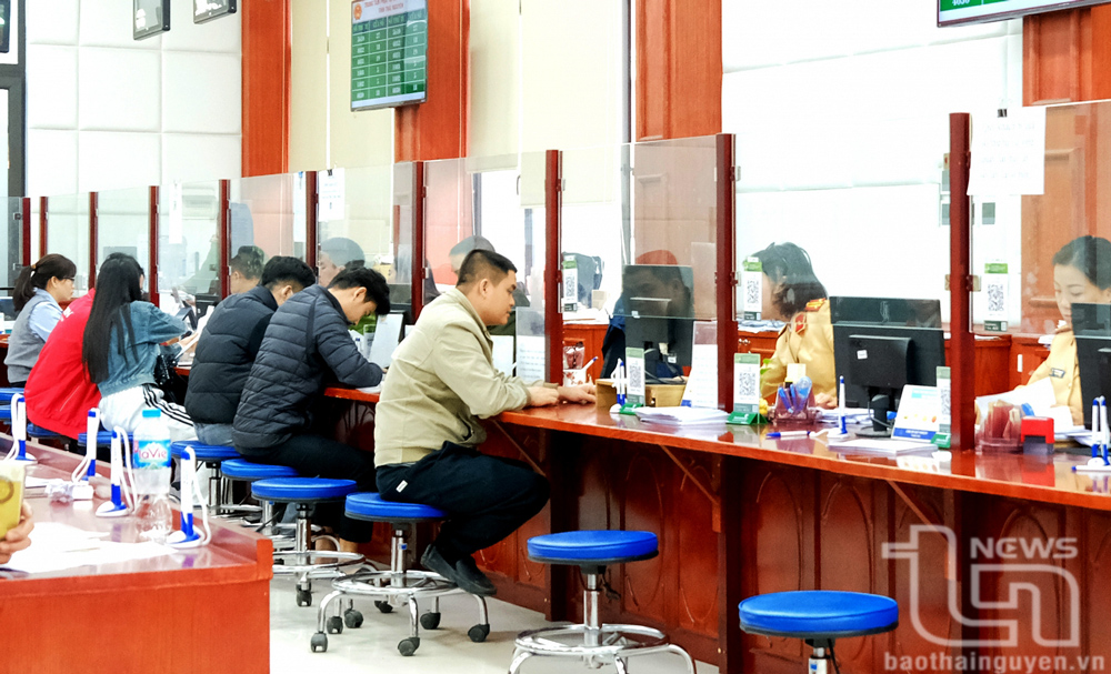 Người dân đến giải quyết thủ tục hành chính tại Trung tâm Phục vụ hành chính công của tỉnh. Ảnh: L.K
