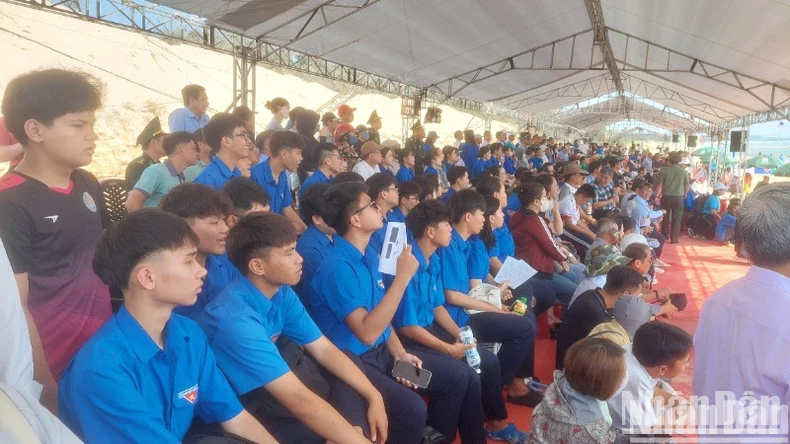Dù trời nắng nóng, nhưng có rất đông khán giả đến xem, cổ vũ.