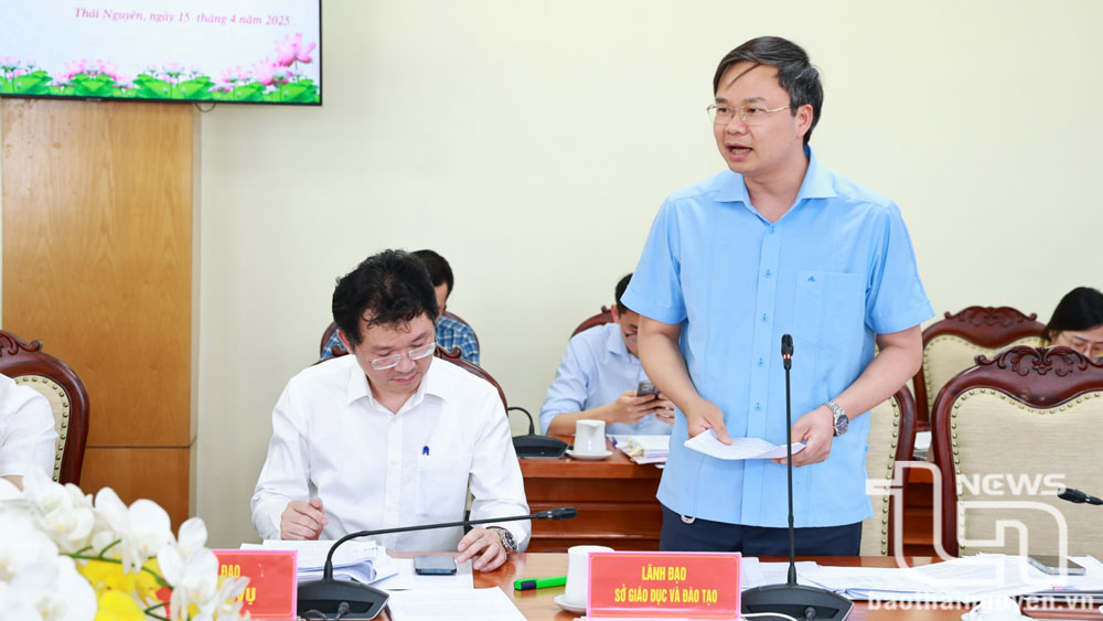 Lãnh đạo Sở Giáo dục và Đào tạo trao đổi về những nội dung các đại biểu còn băn khoăn.