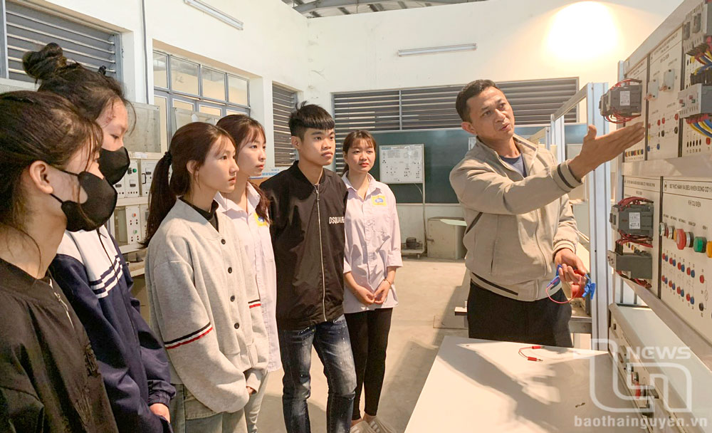 Giáo viên Trường Trung cấp Dân tộc nội trú tỉnh Thái Nguyên hướng dẫn học sinh thực hành.