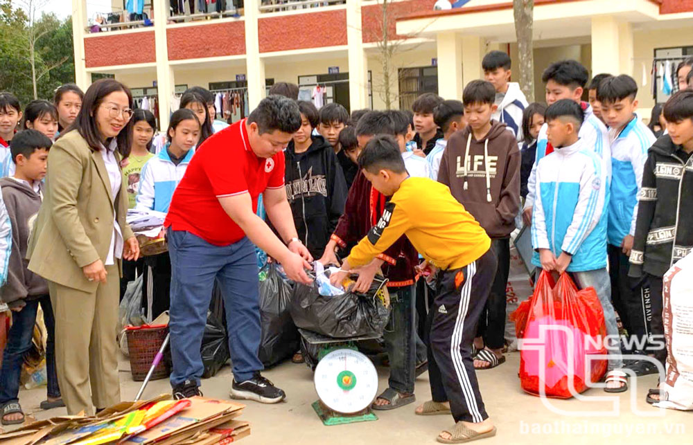 Cán bộ dự án và học sinh tham gia thu gom rác thải tái chế, hưởng ứng Chiến dịch Nâng cao nhận thức cộng đồng về quản lý rác thải.