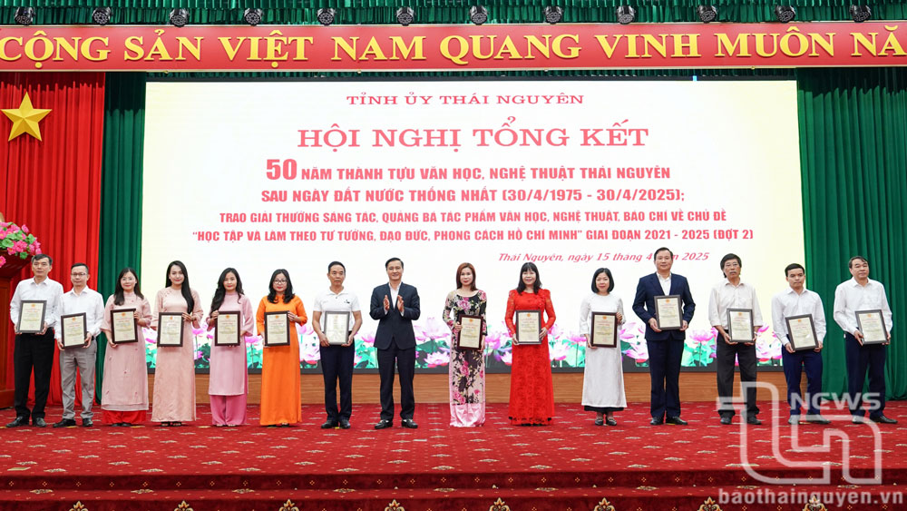 Đồng chí Trưởng Ban Tuyên giáo và Dân vận Tỉnh ủy Vũ Duy Hoàng trao chứng nhận cho các tập thể, cá nhân đạt giải thưởng sáng tác, quảng bá tác phẩm văn học, nghệ thuật, báo chí về chủ đề Học tập và làm theo tư tưởng, đạo đức, phong cach Hồ Chí Minh.