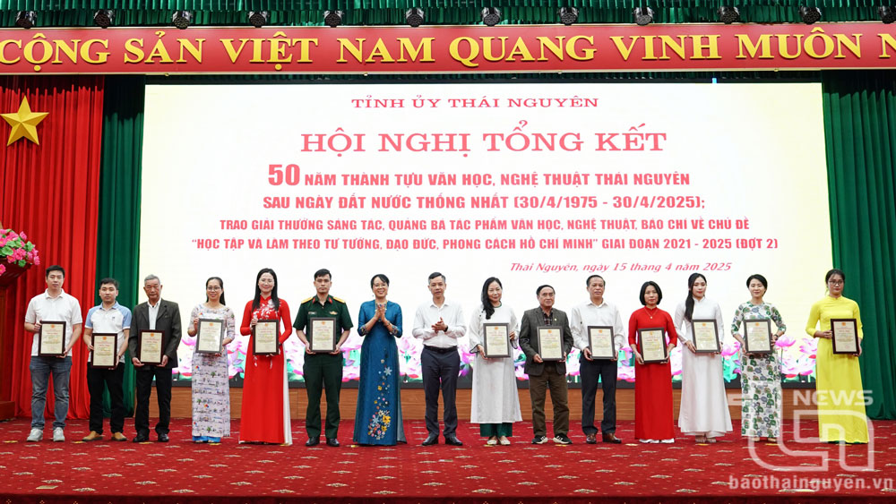 Các đại biểu trao chứng nhận cho các tập thể, cá nhân đạt giải thưởng sáng tác, quảng bá tác phẩm văn học, nghệ thuật, báo chí về chủ đề Học tập và làm theo tư tưởng, đạo đức, phong cach Hồ Chí Minh.