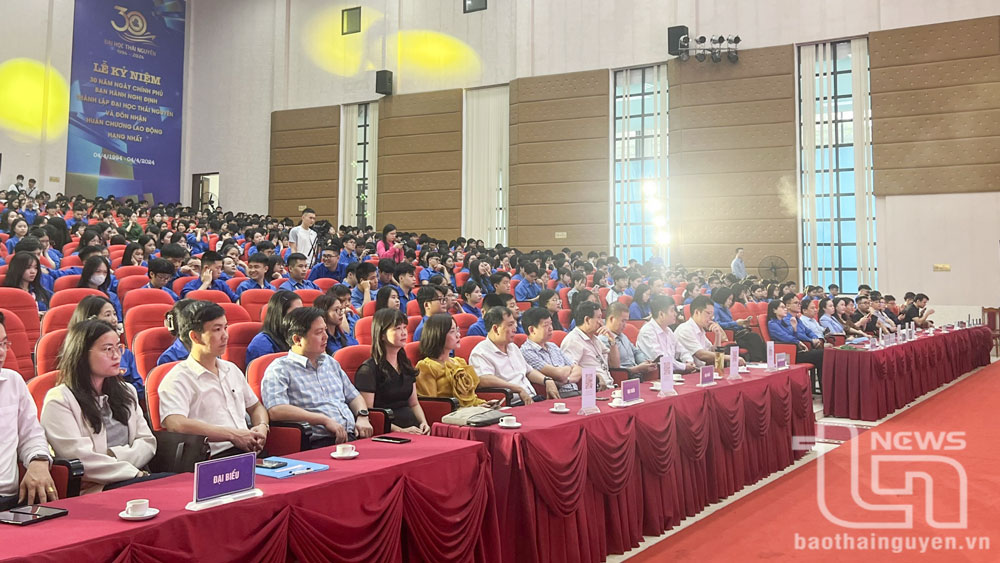 Các đại biểu, thầy, cô giáo và học sinh, sinh viên dự Ngày hội tư vấn tuyển sinh, giới thiệu việc làm và kết nối cung cầu thị trường lao động tỉnh Thái Nguyên năm 2025.