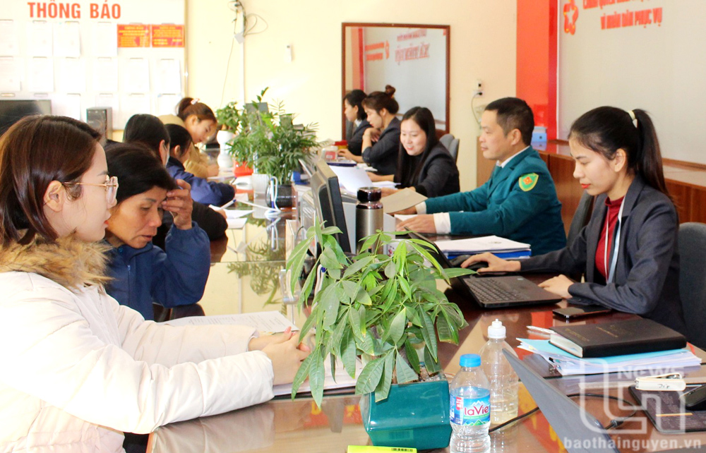 Người dân đến giải quyết thủ tục hành chính tại Bộ phận tiếp nhận và trả kết quả giải quyết thủ tục hành chính ở xã Tiên Hội (Đại Từ).