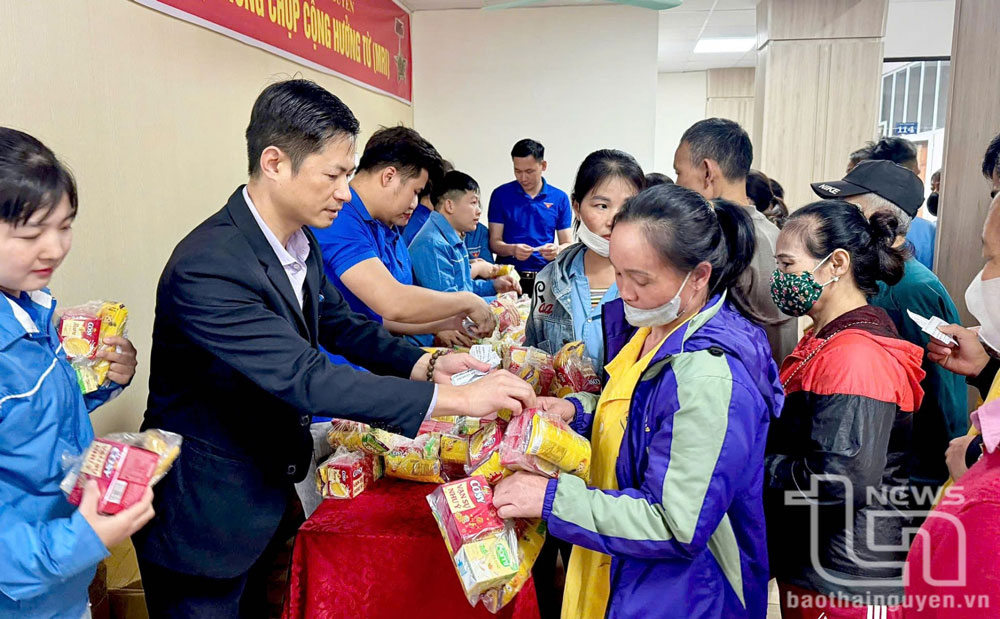 Phòng Công tác xã hội, Bệnh viện Trung ương Thái Nguyên tổ chức phát quà cho người bệnh có hoàn cảnh khó khăn.