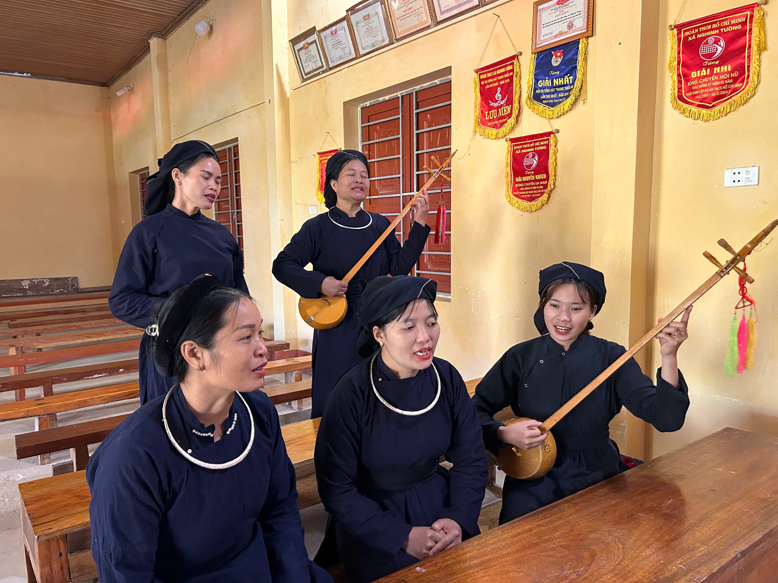 Then vang bên núi