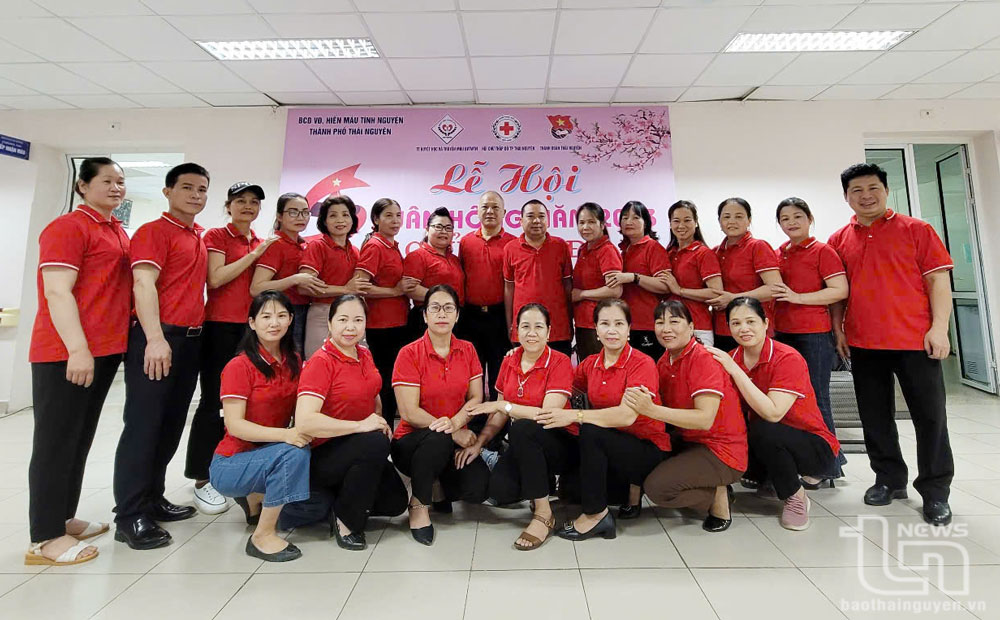 Thành viên Đội hiến máu cứu người 20-10 (phường Chùa Hang, TP. Thái Nguyên) tham gia hiến máu tại Bệnh viện Trung ương Thái Nguyên.