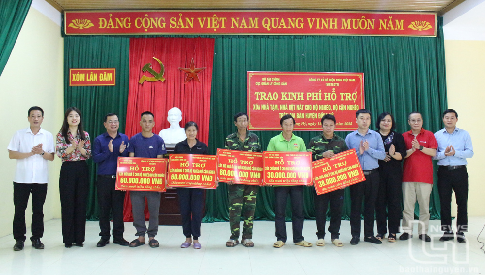 Trao tiền hỗ trợ xóa nhà tạm, nhà dột nát tại Đồng Hỷ