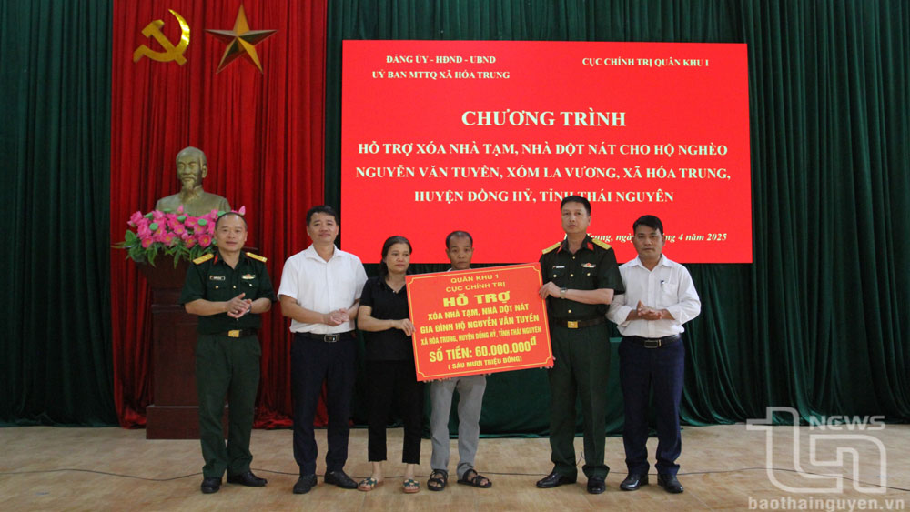 Đại tá Dương Văn Quang, Phó Chủ nhiệm Chính trị Quân khu 1, trao số tiền 60 triệu đồng hỗ trợ gia đình ông Nguyễn Văn Tuyền.