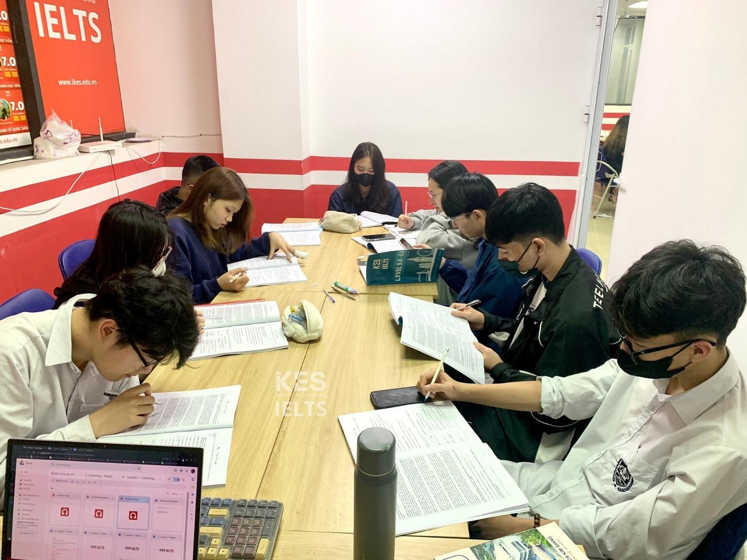 Cách luyện IELTS online tại nhà hiệu quả? Chia sẻ từ IKES