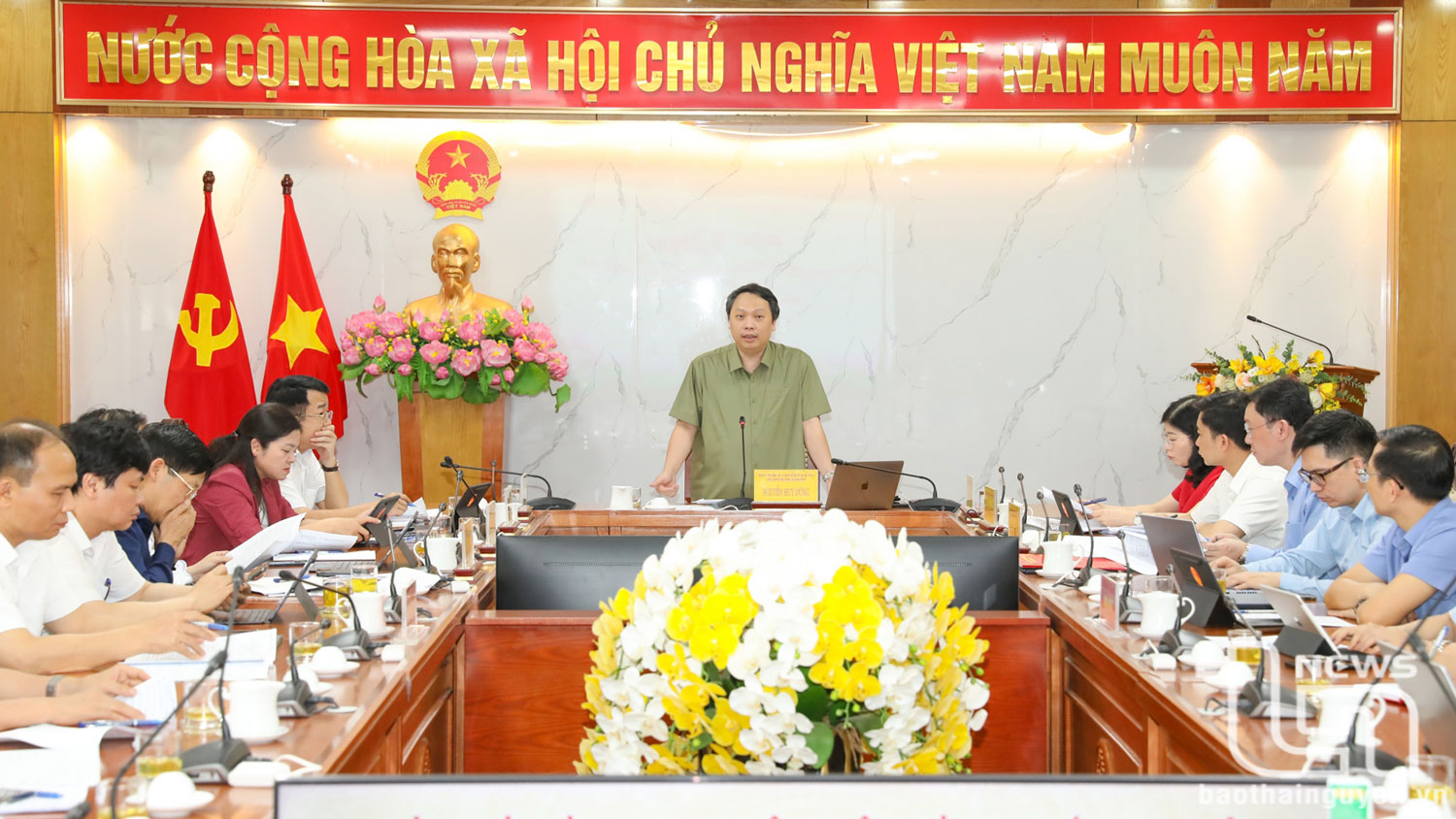 đồng chí Nguyễn Huy Dũng, Phó Bí thư Tỉnh ủy, Chủ tịch UBND tỉnh Thái Nguyên, Bí thư Đảng ủy UBND tỉnh, chủ trì Hội nghị