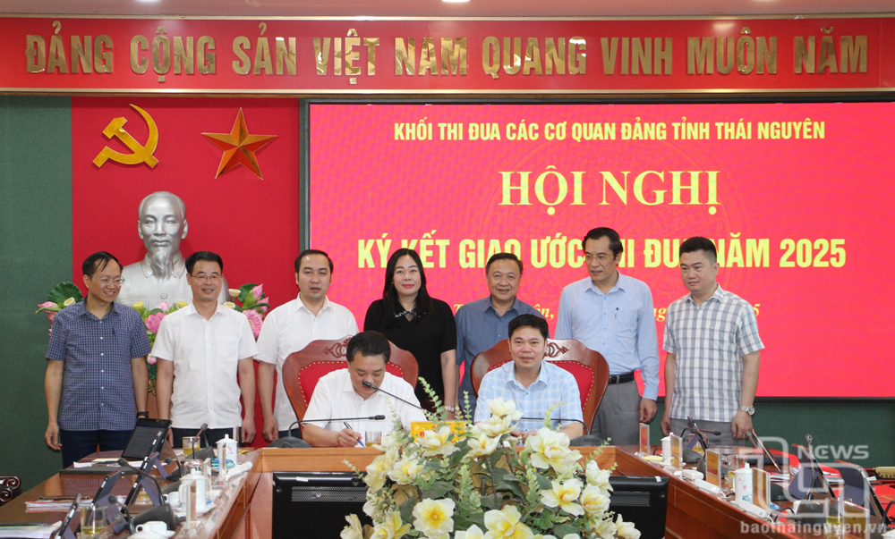 Các cơ quan đảng tỉnh ký kết giao ước thi đua 