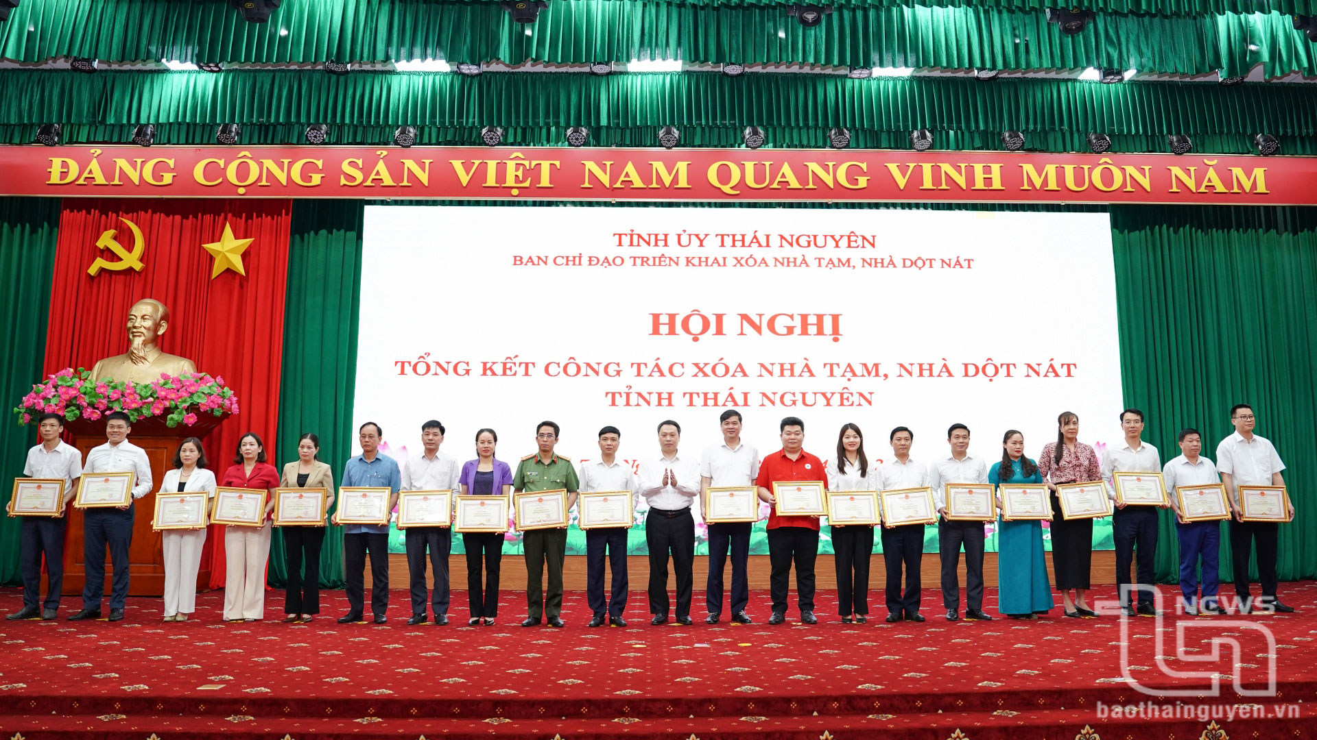 Đồng chí Nguyễn Huy Dũng, Phó Bí thư Tỉnh ủy, Chủ tịch UBND tỉnh tặng bằng khen của Chủ tịch UBND tỉnh cho các tập thể, cá nhân có thành tích xuất sắc trong phong trào thi đua “Chung tay xoá nhà tạm, nhà dột nát” tỉnh Thái Nguyên năm 2025.