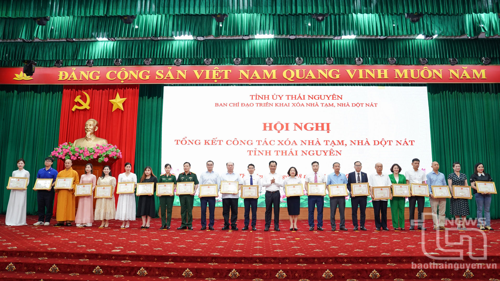 Đồng chí Trịnh Việt Hùng, Ủy viên dự khuyết Trung ương Đảng, Bí thư Tỉnh ủy tặng bằng khen của Chủ tịch UBND tỉnh cho các tập thể, cá nhân có thành tích xuất sắc trong phong trào thi đua “Chung tay xoá nhà tạm, nhà dột nát” tỉnh Thái Nguyên năm 2025.