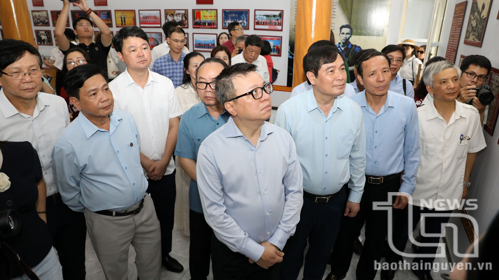 Các đại biểu tham quan Nhà trưng bày của Hội Nhà báo Việt Nam, nơi lưu giữ những kỷ vật, bức ảnh về các hoạt động quan trọng của lãnh đạo Hội qua các thời kỳ từ khi thành lập đến nay.