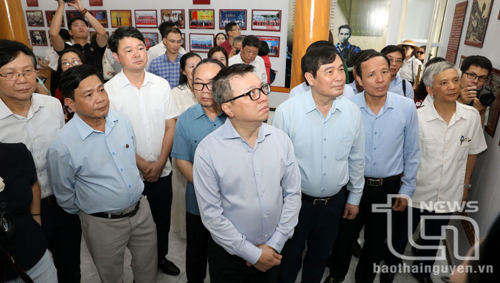 Các đại biểu tham quan Nhà trưng bày của Hội Nhà báo Việt Nam, nơi lưu giữ những kỷ vật, bức ảnh về các hoạt động quan trọng của lãnh đạo Hội qua các thời kỳ từ khi thành lập đến nay.