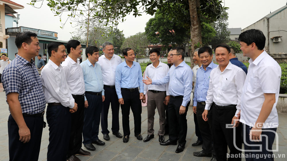 Đồng chí Đồng chí Lê Quốc Minh, Ủy viên Trung ương Đảng, Tổng Biên tập Báo Nhân Dân, Phó Trưởng Ban Tuyên giáo và Dân vận Trung ương, Chủ tịch Hội Nhà báo Việt Nam trò chuyện với lãnh đạo các cơ quan báo chí.