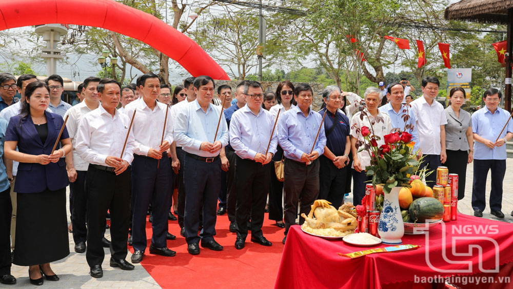 Đoàn đại biểu Hội Nhà báo Việt Nam và lãnh đạo tỉnh Thái Nguyên dâng hương tại Di tích lịch sử Quốc gia Địa điểm Trường dạy làm báo Huỳnh Thúc Kháng.