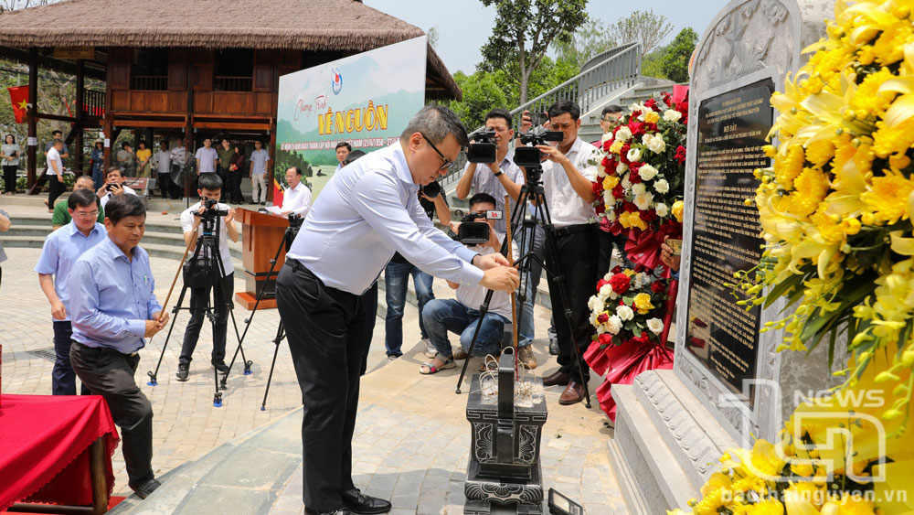 Đồng chí Đồng chí Lê Quốc Minh, Ủy viên Trung ương Đảng, Tổng Biên tập Báo Nhân Dân, Phó Trưởng Ban Tuyên giáo và Dân vận Trung ương, Chủ tịch Hội Nhà báo Việt Nam thắp hương tưởng nhớ, tri ân các nhà báo lão thành cách mạng.