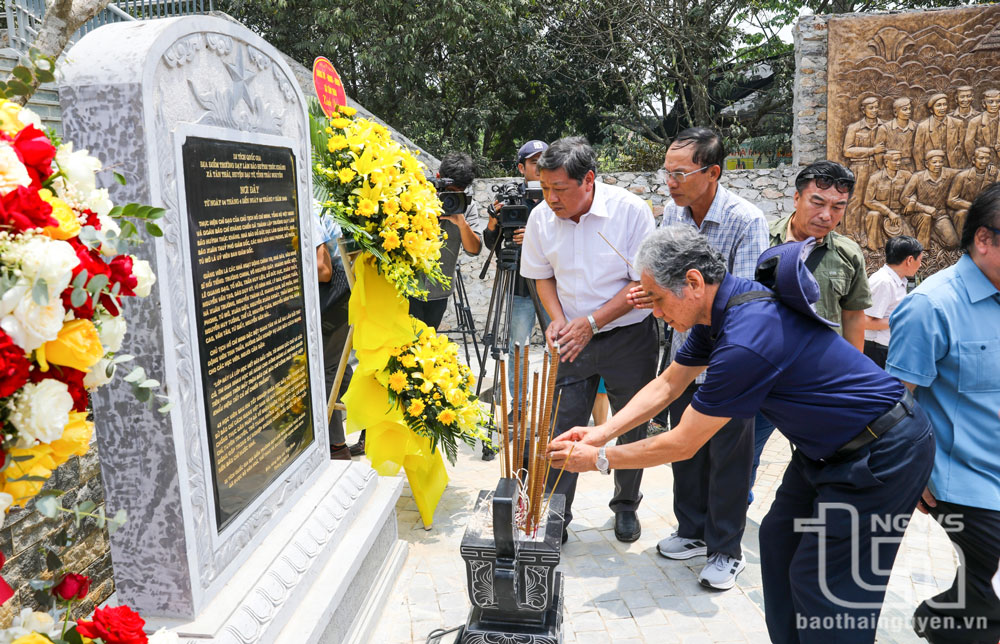 Các đại biểu thắp hương tri ân các nhà báo lão thành cách mạng.