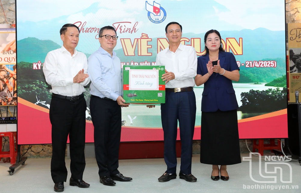 Lãnh đạo tỉnh Thái Nguyên trao tặng quà cho Đoàn đại biểu Hội Nhà báo Việt Nam.