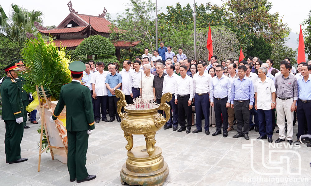 Đoàn đại biểu Hội Nhà báo Việt Nam và lãnh đạo tỉnh Thái Nguyên dâng hương tưởng niệm Chủ tịch Hồ Chí Minh tại Nhà tưởng niệm Người trên đỉnh đèo De, xã Phú Đình (Định Hóa).