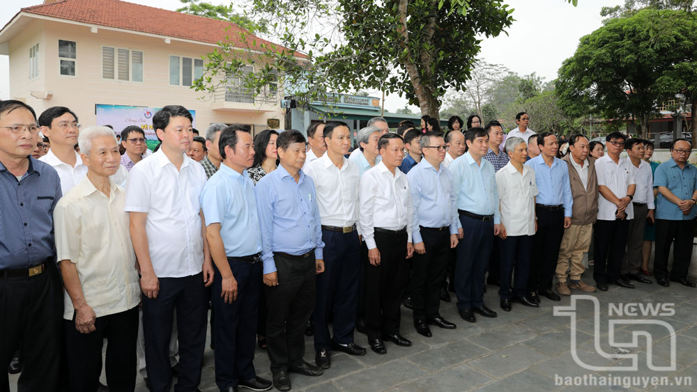 Đoàn đại biểu Hội Nhà báo Việt Nam và lãnh đạo tỉnh Thái Nguyên dâng hương tại Di tích nơi ra đời Hội Nhà báo Việt Nam (xóm Roòng Khoa, xã Điềm Mặc (Định Hóa).