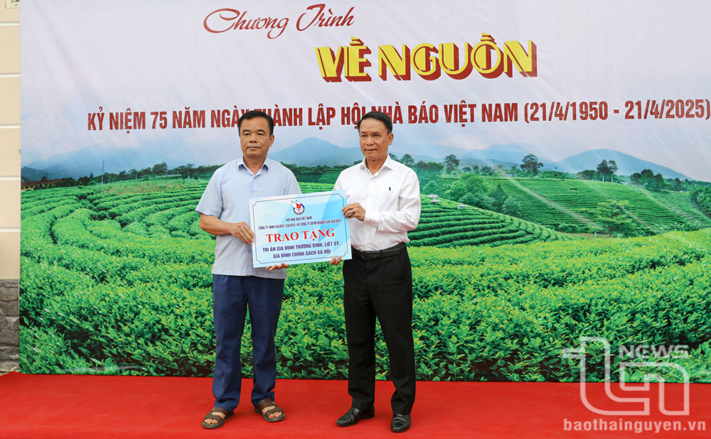 Đồng chí Nguyễn Đức Lợi, Phó Chủ tịch Thường trực Hội Nhà báo Việt Nam, trao tặng những phần quà ý nghĩa tri ân các thương binh, liệt sĩ và gia đình chính sách tại xã Điềm Mặc.