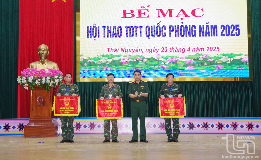 Lãnh đạo Bộ CHQS tỉnh trao giải toàn đoàn cho các cơ quan, đơn vị tham gia Hội thao.