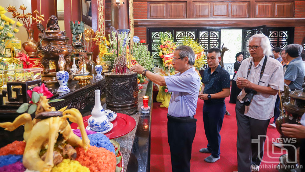 Đoàn công tác của Hội Nhà báo tỉnh Quảng Nam dâng hương tại Nhà tưởng niệm Chủ tịch Hồ Chí Minh.