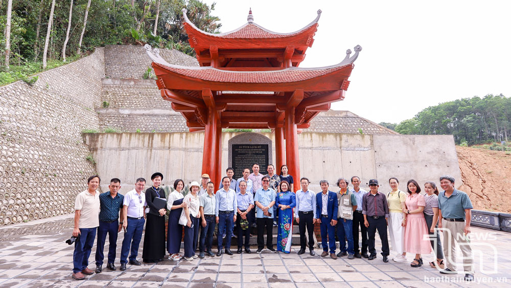 Đoàn công tác của Hội Nhà báo tỉnh Quảng Nam thăm Di tích lịch sử đồi Pụ Đồn, nơi Chủ tịch Hồ Chí Minh chủ trì Lễ thụ phong quân hàm Đại tướng đầu tiên của Quân đội ta cho đồng chí Võ Nguyên Giáp.