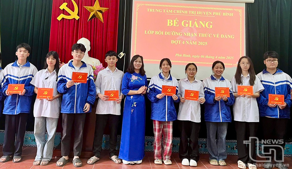 Phú Bình: Kết nạp 927 quần chúng vào Đảng