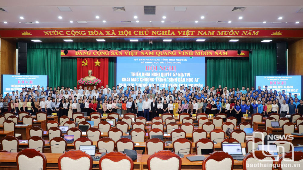Các đại biểu chụp ảnh lưu niệm tại Chương trình.