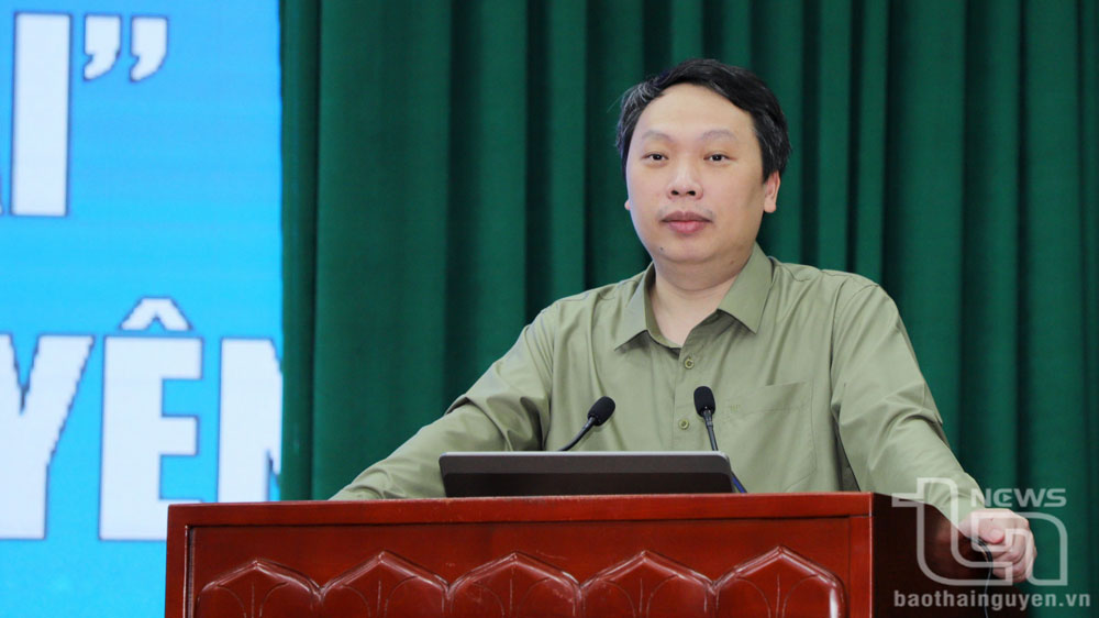 Đồng chí Chủ tịch UBND tỉnh Nguyễn Huy Dũng phát biểu tại Chương trình.