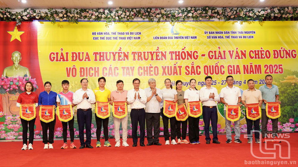 Đại diện các đơn vị nhận cờ lưu niệm của Ban tổ chức.