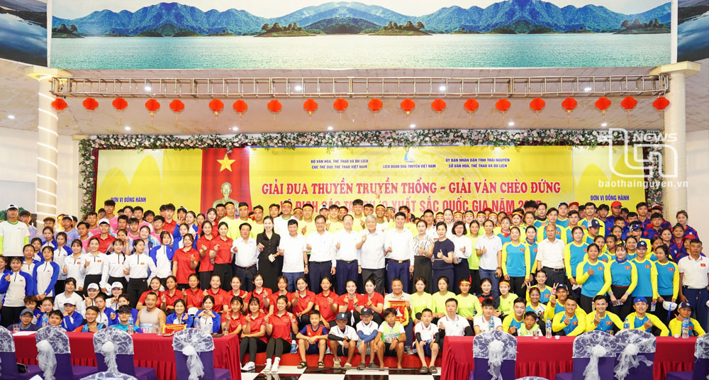Các đại biểu và vận động viên chụp ảnh lưu niệm.