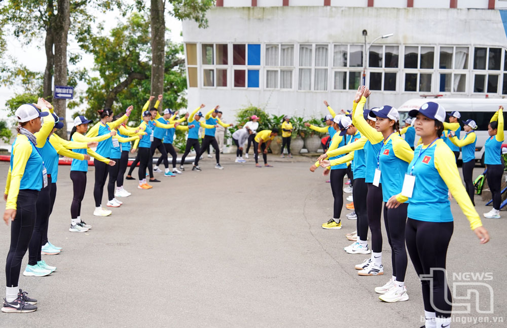 Các vận động viên khởi động trước khi vào thi đấu.