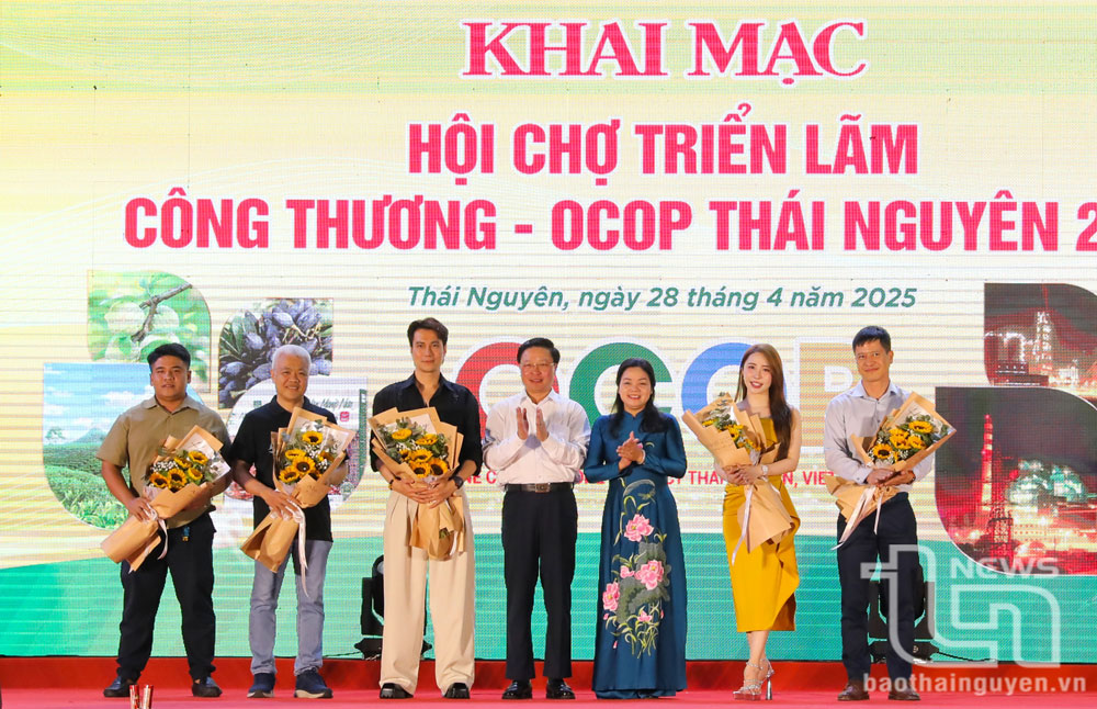 đại diện lãnh đạo tỉnh tặng hoa cho các đơn vị tham gia tại buổi lễ